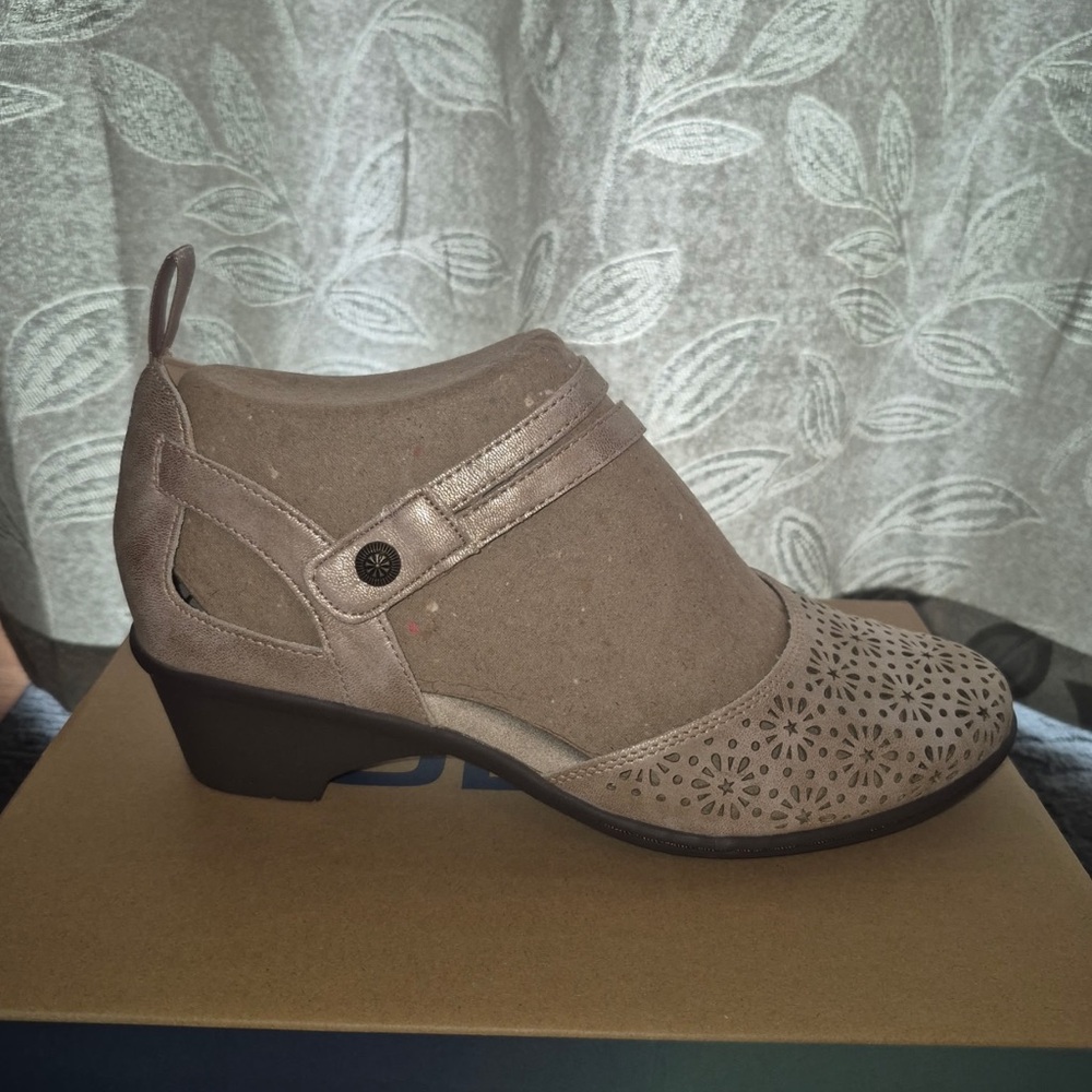 Jbu Women's Bethany Mary Jane Heel Shoe - Picture 7 of 9